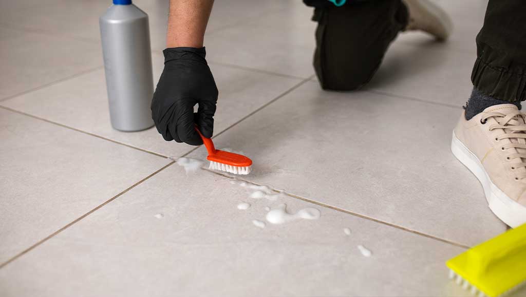 manchas-que-no-salen-en-suelo-porcelanico-soluciones-y-prevencion